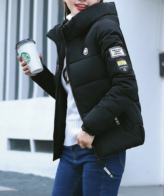 Damska kurtka zimowa zapinana na suwak z naszywką na ramieniu