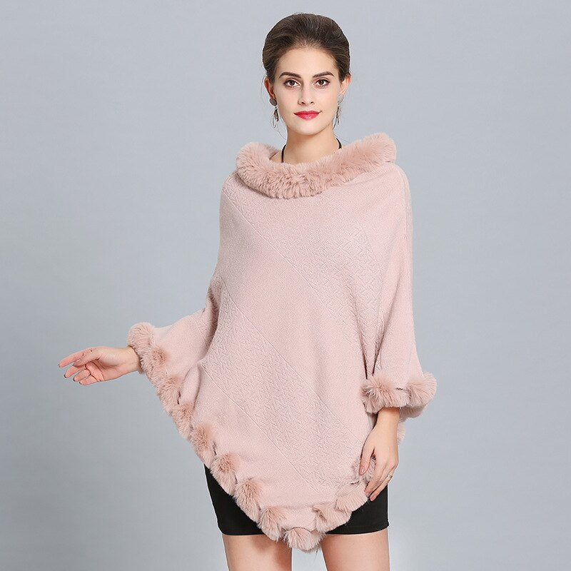 Damski sweter typu ponczo obszyty sztucznym futerkiem