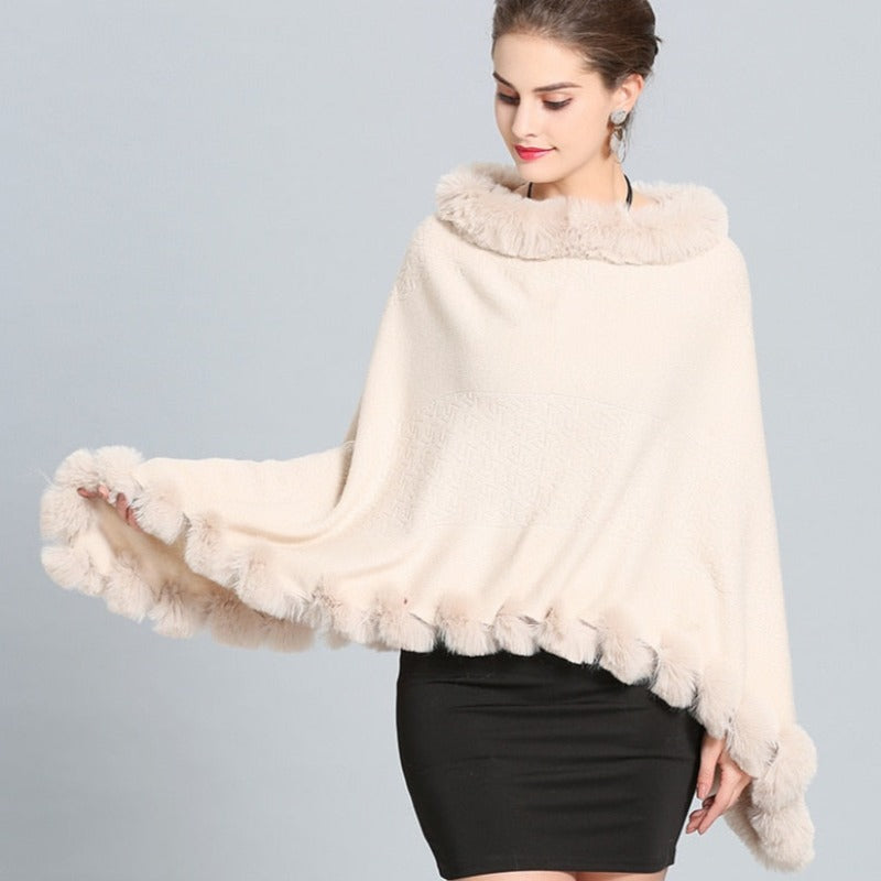 Damski sweter typu ponczo obszyty sztucznym futerkiem