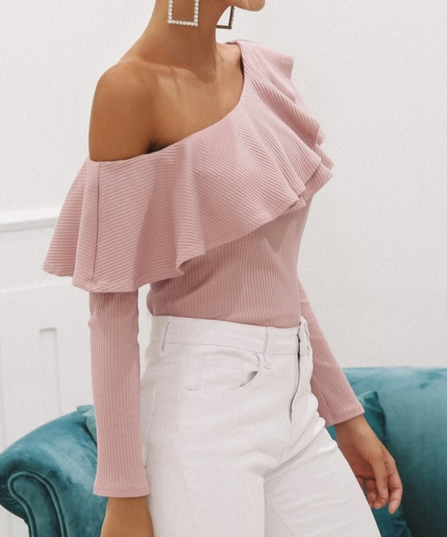 Damska koszulka z długim rękawem z odkrytym ramieniem i falbanką