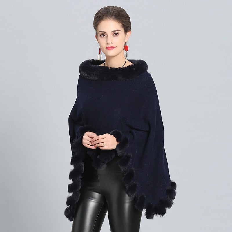 Damski sweter typu ponczo obszyty sztucznym futerkiem