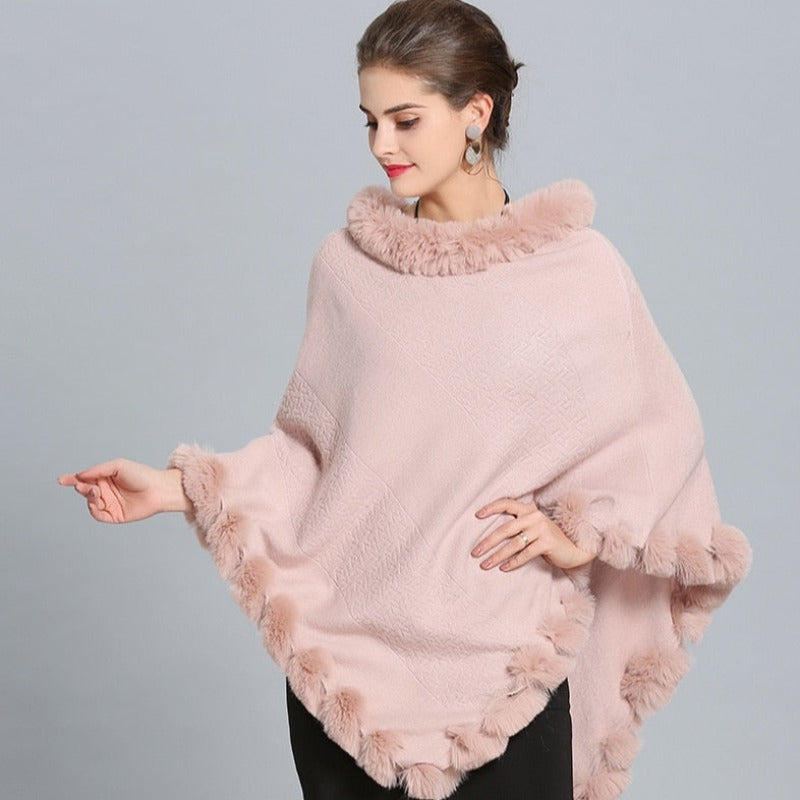 Damski sweter typu ponczo obszyty sztucznym futerkiem