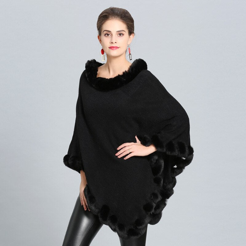 Damski sweter typu ponczo obszyty sztucznym futerkiem