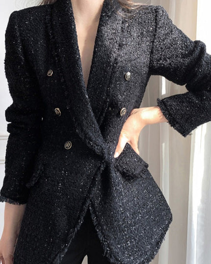 Damski płaszcz dwurzędowy ze złotymi guzikami