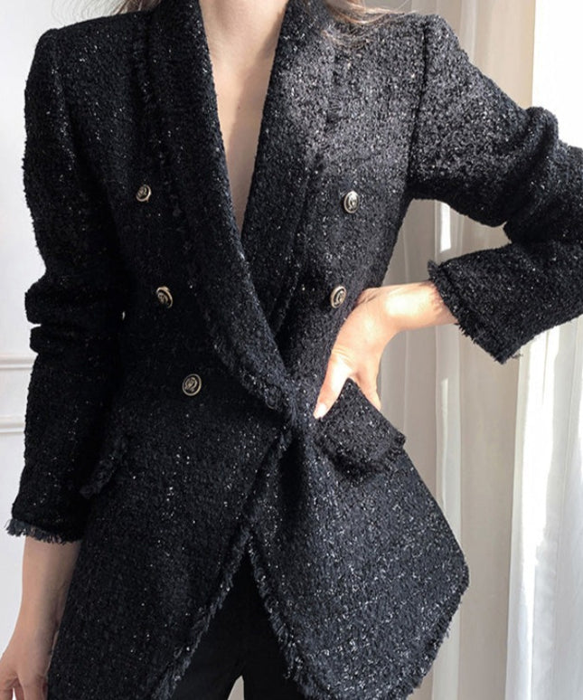 Damski płaszcz dwurzędowy ze złotymi guzikami