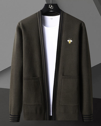 Męski sweter typu kardigan z naszywką pszczoły