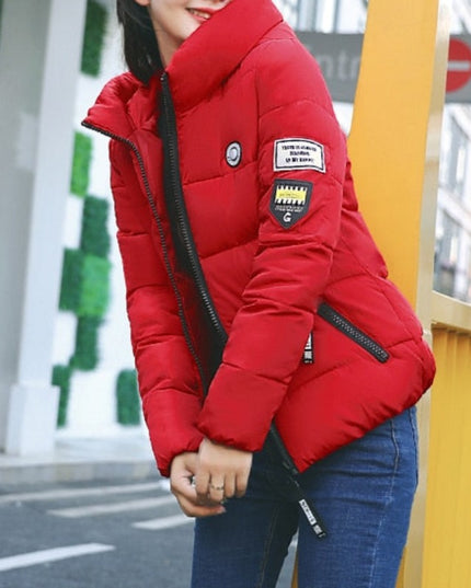 Damska kurtka zimowa zapinana na suwak z naszywką na ramieniu