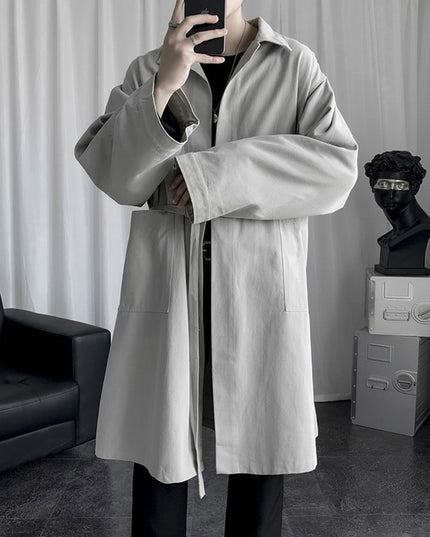 Męski płaszcz z wiązaniem