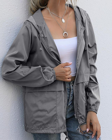 Damska kurtka przejściowa z kapturem wiązana w talii