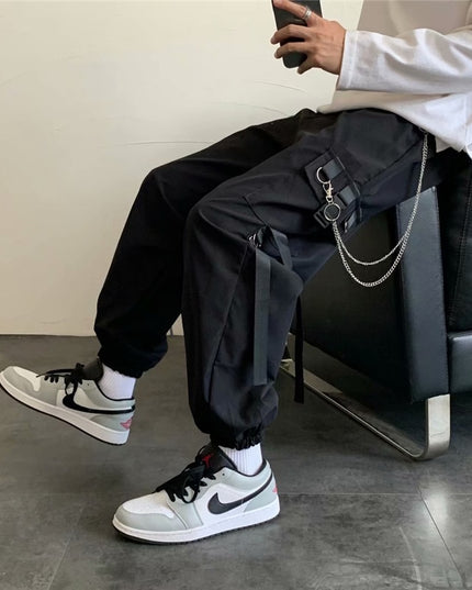 Męskie spodnie bojówki z ozdobnym łańcuchem
