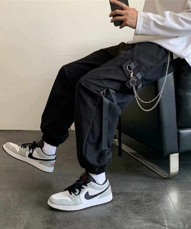 Męskie spodnie bojówki z ozdobnym łańcuchem
