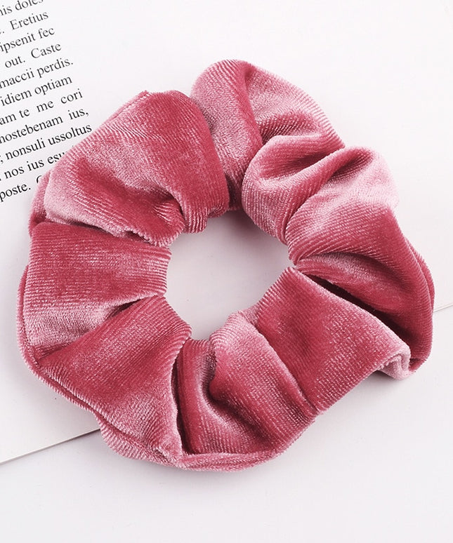 Aksamitna gumka do włosów scrunchie koralowa - Akcesoria do stylizacji włosów