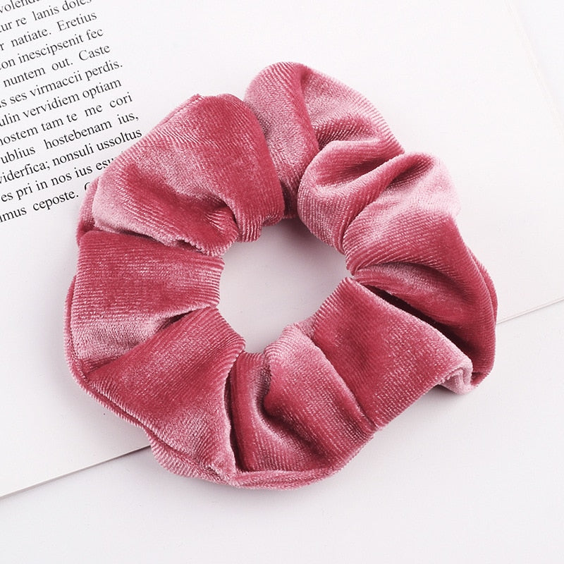 Aksamitna gumka do włosów scrunchie koralowa - Akcesoria do stylizacji włosów