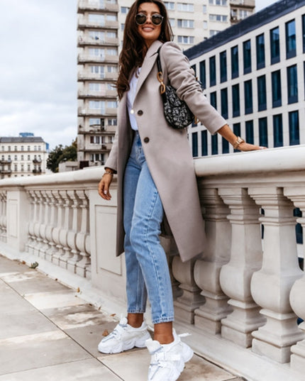 Damski płaszcz o klasycznym kroju