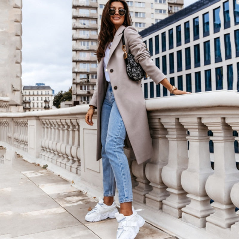 Damski płaszcz o klasycznym kroju