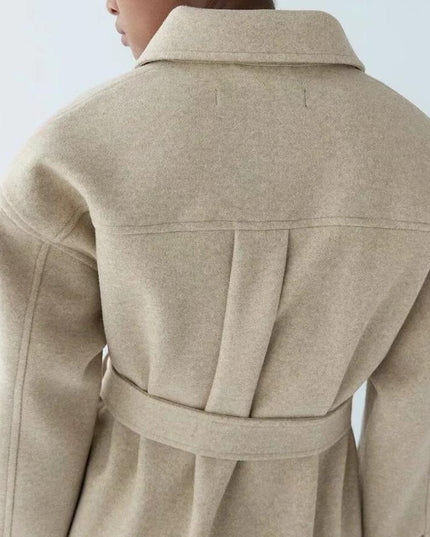 Damski płaszcz o koszulowym kroju