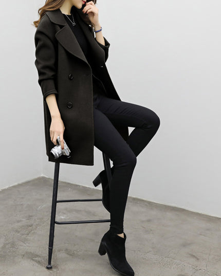 Damski płaszcz dwurzędowy z wycięciem po bokach