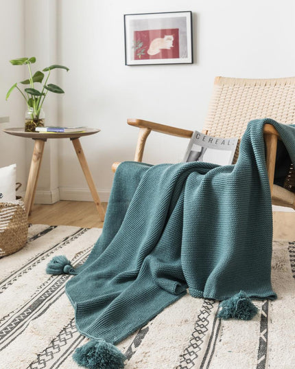 Klasyczny pled dziergany z ozdobnymi frędzlami