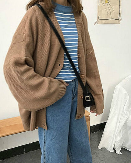 Damski sweter typu kardigan z szerokimi rękawami