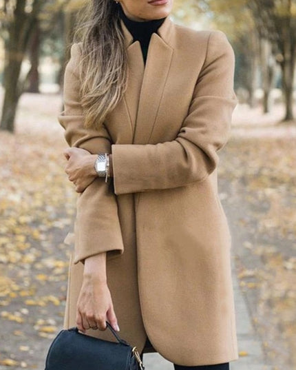 Damski płaszcz o prostym eleganckim kroju