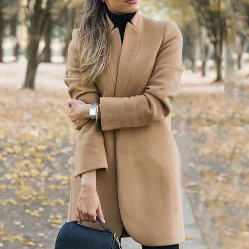 Damski płaszcz o prostym eleganckim kroju