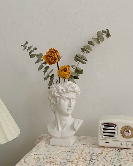 Wazon w kształcie posągu w jasnym kolorze