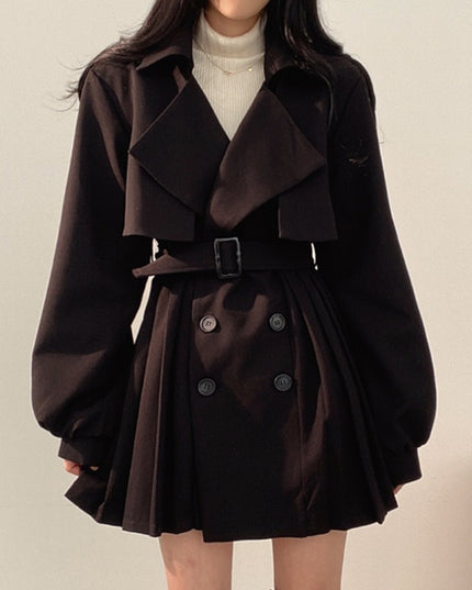 Damski płaszcz o kroju taliowanego trencza