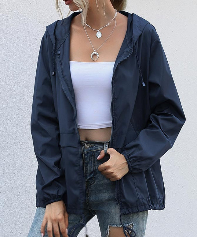 Damska kurtka przejściowa z kapturem wiązana w talii