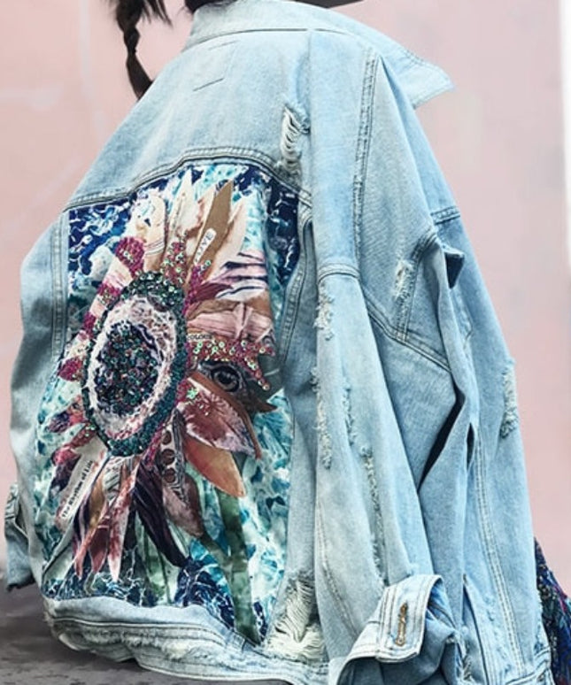 Damska kurtka jeansowa z nadrukiem na plecach i przetarciami