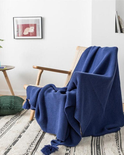 Klasyczny pled dziergany z ozdobnymi frędzlami