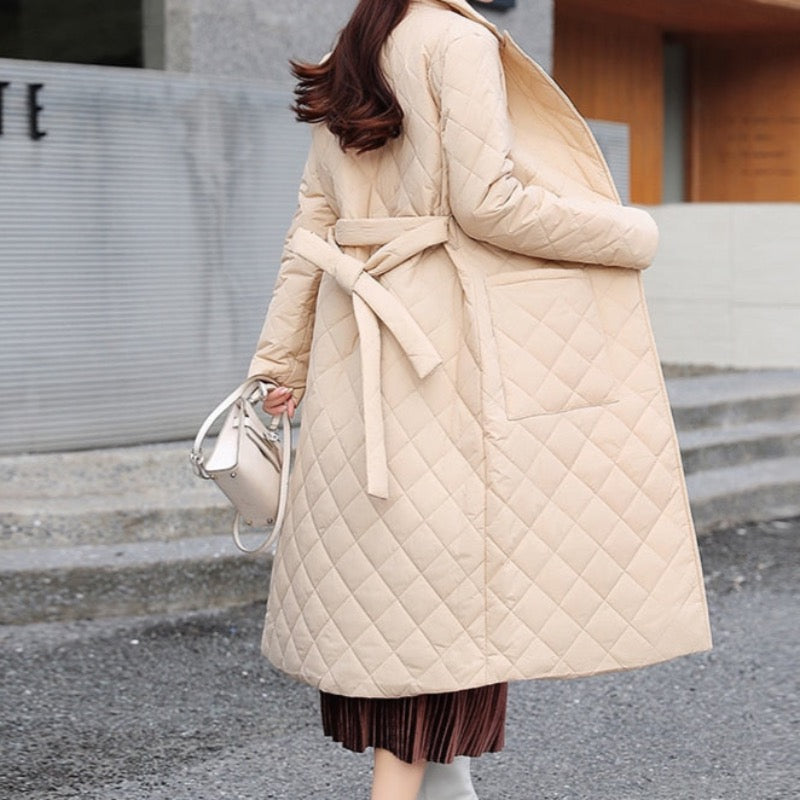 Damski długi płaszcz pikowany z wiązaniem