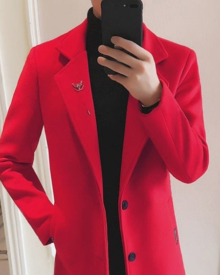 Męski płaszcz zapinany na guziki o kroju trencza