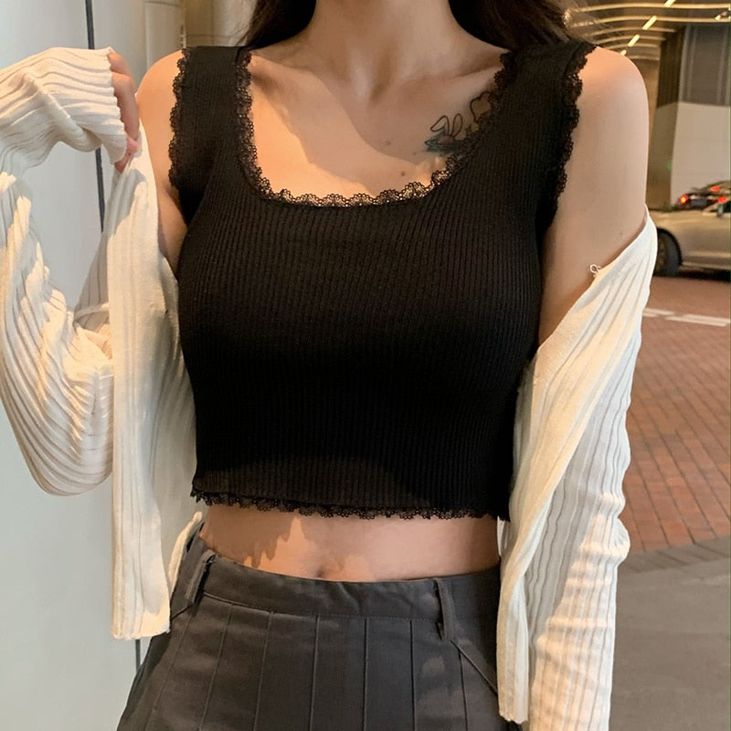 Damski crop top na ramiączkach prążkowany z koronkowym wykończeniem