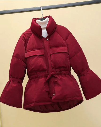 Damska kurtka zimowa taliowana z rozkloszowanymi rękawami