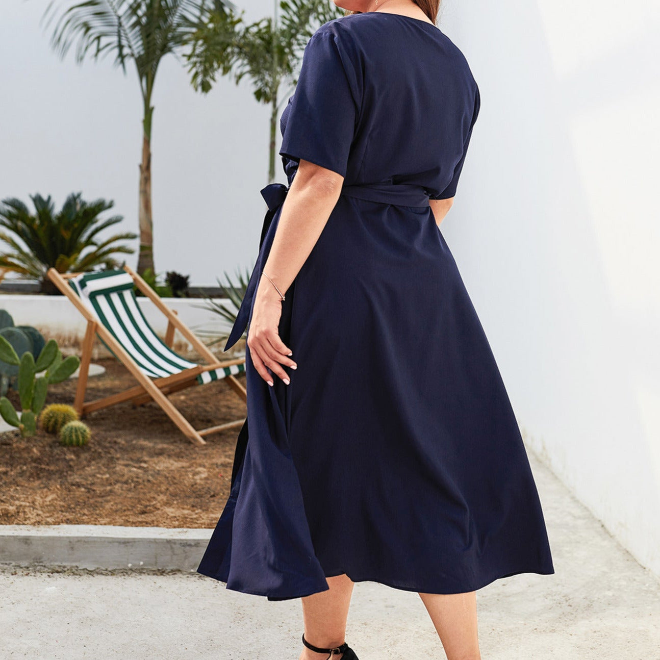Sukienka plus size granatowa zapinana na guziki