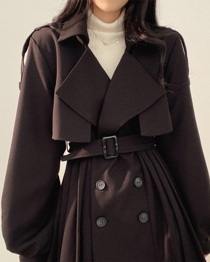 Damski płaszcz o kroju taliowanego trencza