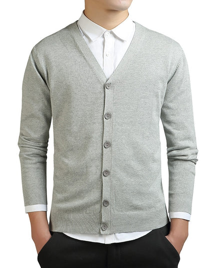 Męski sweter typu kardigan zapinany na guziki o dopasowanym kroju