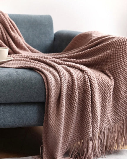 Koc z trójwymiarowym splotem z frędzlami