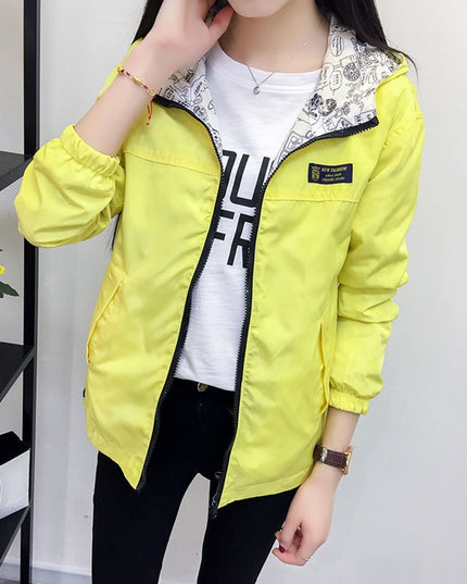 Damska sportowa kurtka przejściowa z wzorzystym kapturem