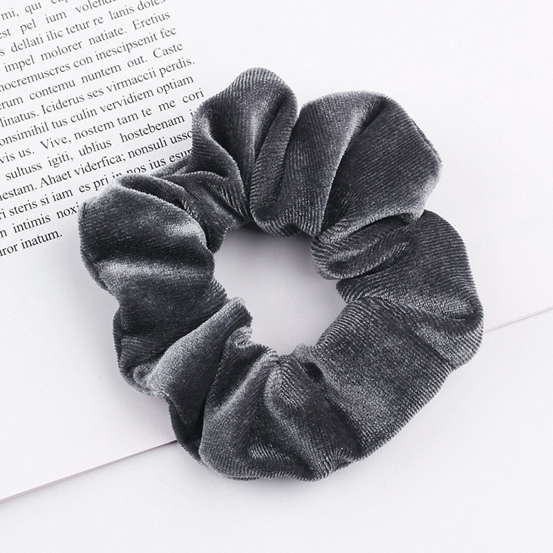 Aksamitna gumka do włosów scrunchie szara - Akcesoria do stylizacji włosów