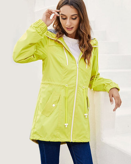 Damska kurtka przejściowa taliowana z kapturem