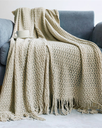 Pleciony koc z fakturą i frędzlami