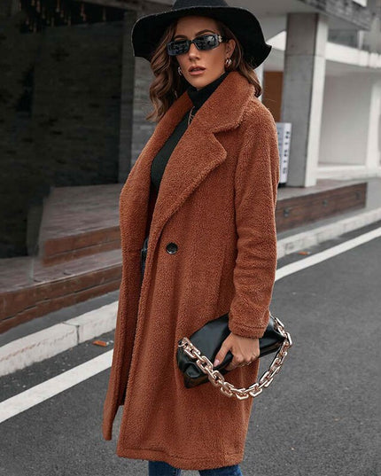 Damski płaszcz z futrzanego materiału zapinany na guzik