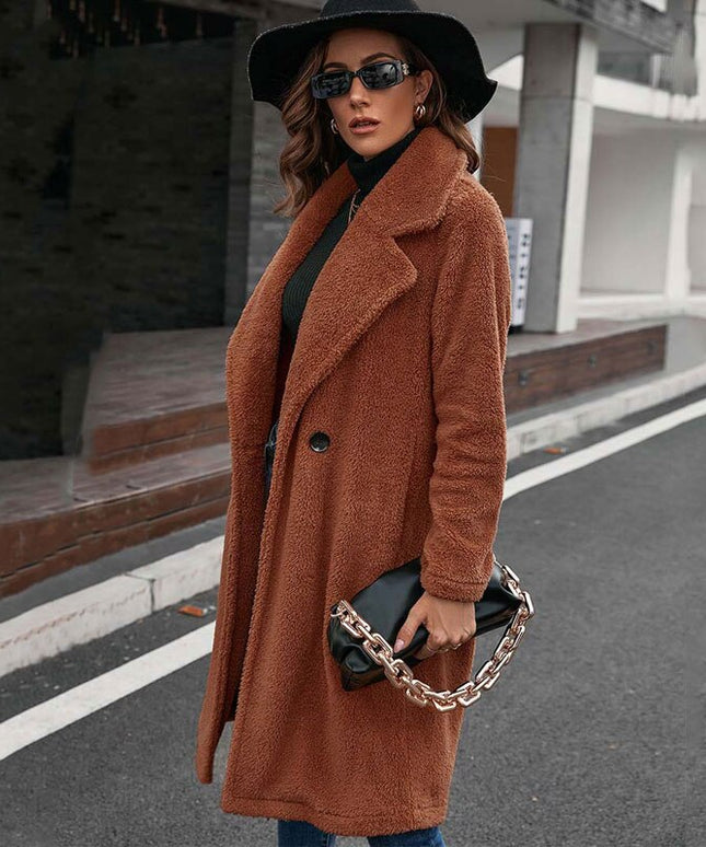 Damski płaszcz z futrzanego materiału zapinany na guzik