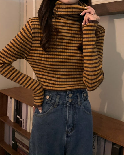 Damski sweter z golfem w paski