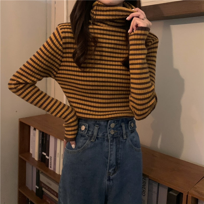 Damski sweter z golfem w paski