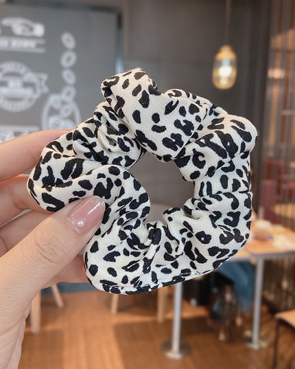Gumka do włosów scrunchie biała w zwierzęcy wzór - Akcesoria do stylizacji włosów