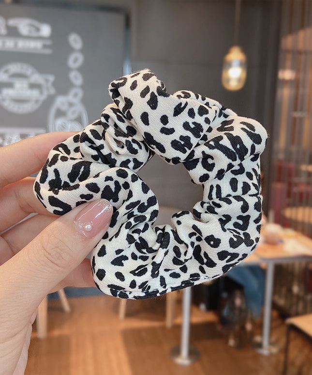 Gumka do włosów scrunchie biała w zwierzęcy wzór - Akcesoria do stylizacji włosów