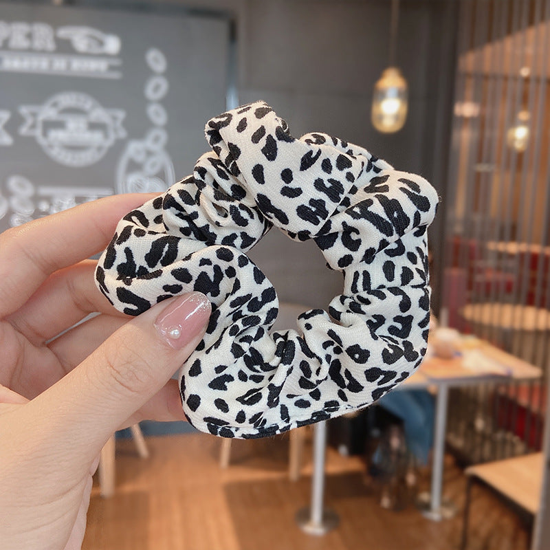 Gumka do włosów scrunchie biała w zwierzęcy wzór - Akcesoria do stylizacji włosów