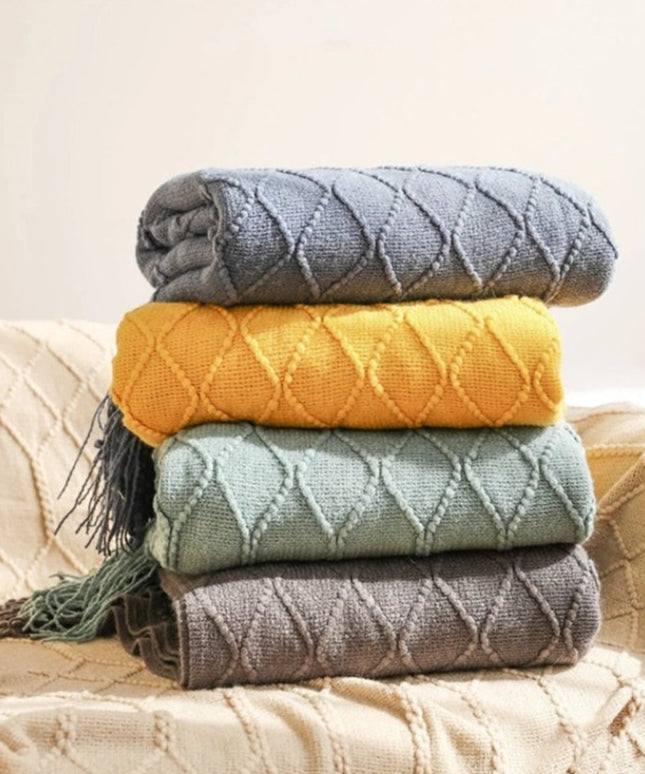 Koc z frędzlami i fakturą w romby